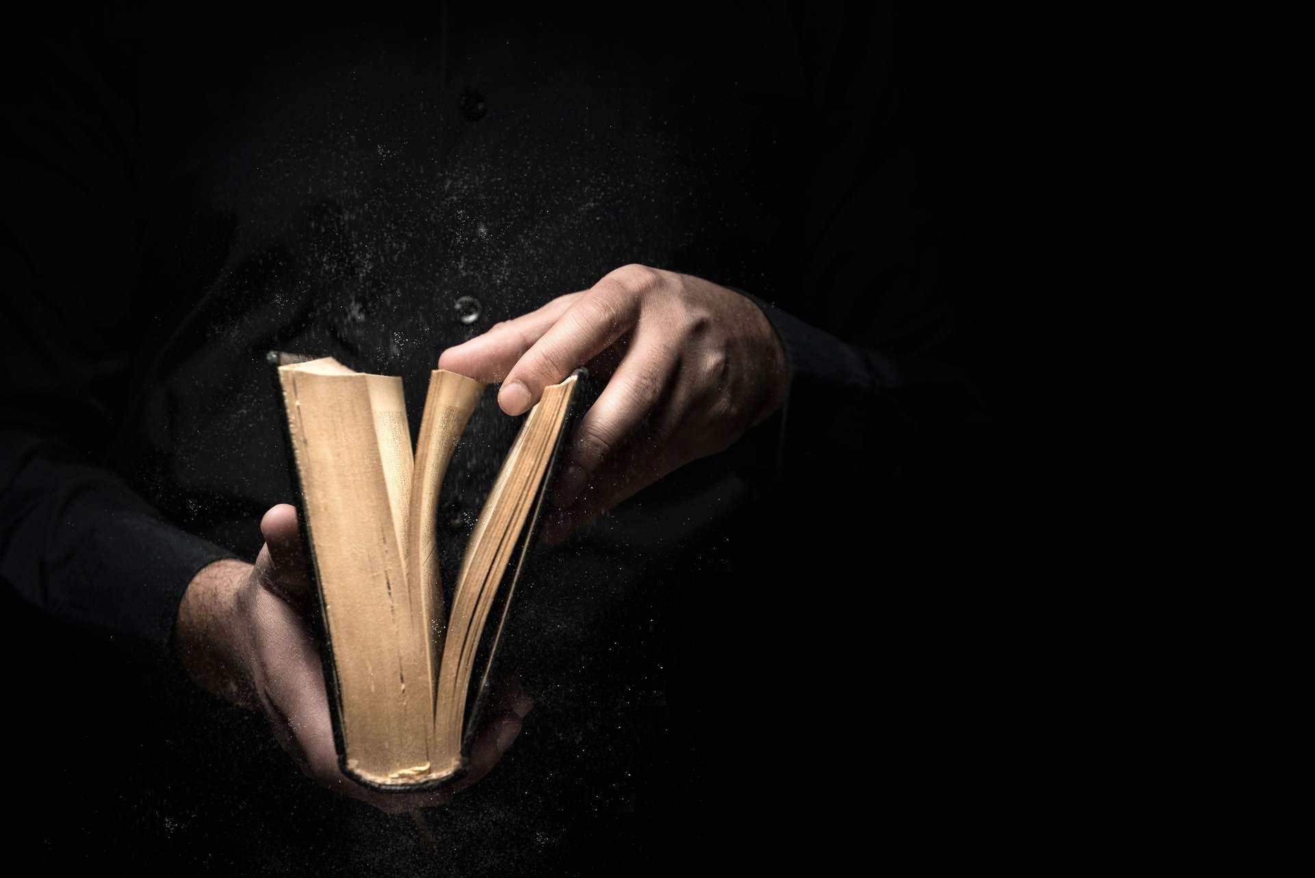 Homem lê um livro