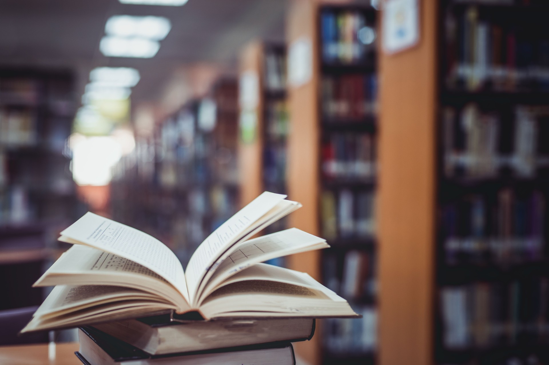 Close-up de livro aberto na biblioteca