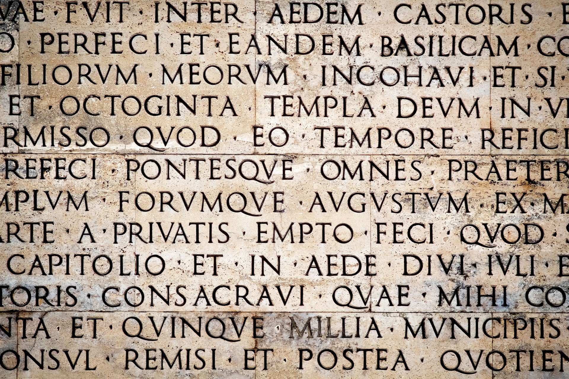 Inscrição em latim na parede externa da parede do Ara Pacis em Roma, Itália